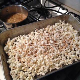 Easy Caramel Corn