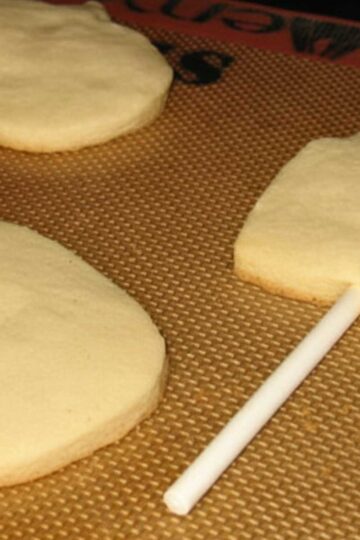 Recipe for thick sugar cookies that you can put on sticks for cookie bouquets.