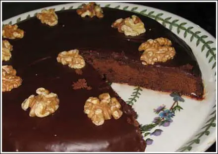 chocolate-walnut cake