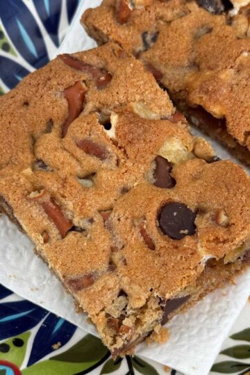 Pretzel Blondes with potato chips and M&Ms recipe adapted from Food & Wine