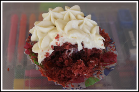 redvelvetcupcake2 easy red velvet cupcakes
