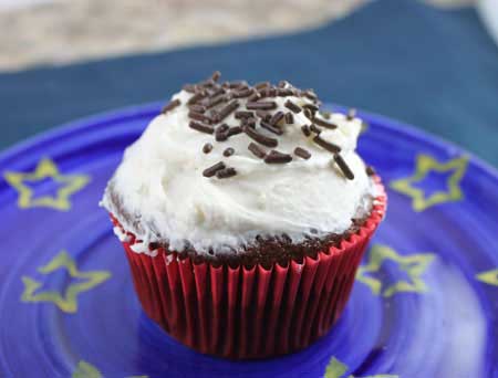 Quick Chocolate Cupcakes with a frosting without confectioners' sugar