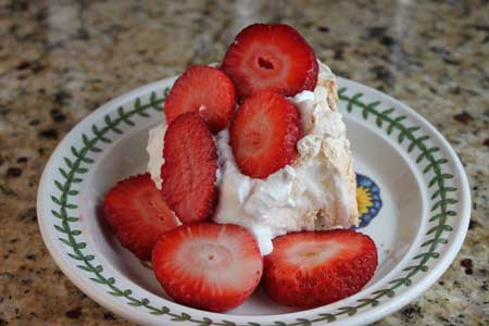 meringue with strawberries