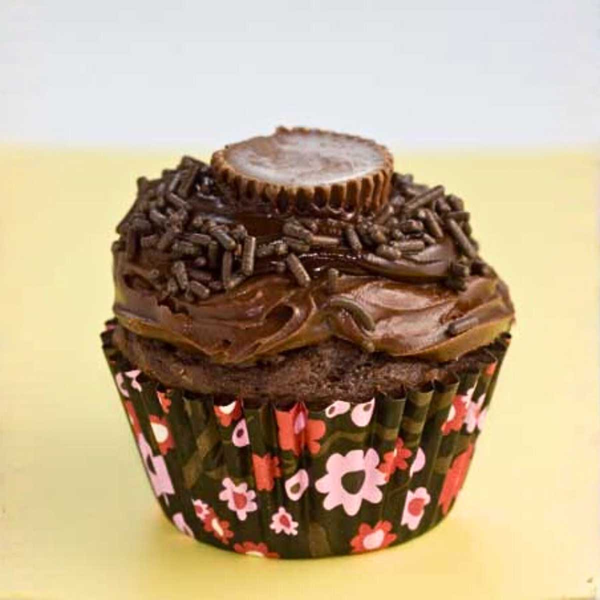 peanut-butter-cup-cupcake Chocolate Peanut Butter Cupcake