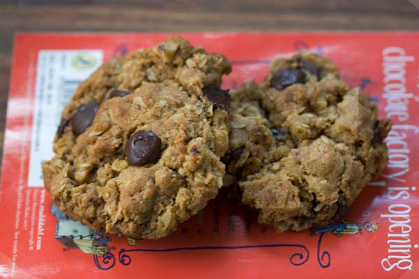granola-oatmeal-cookies-2 Granola Oatmeal Chocolate Chip Cookies