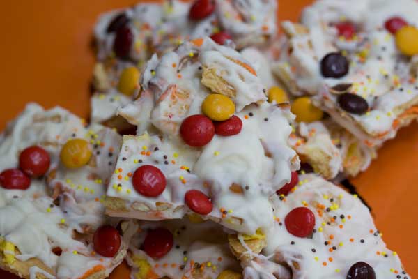 candycorn-oreo-bark Candy Corn Oreos made with limited edition Oreos. Golden Oreos work too.