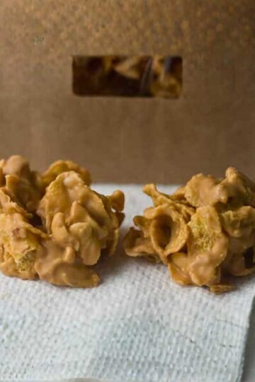 An easy recipe for peanut butter and cashew cornflake candy.
