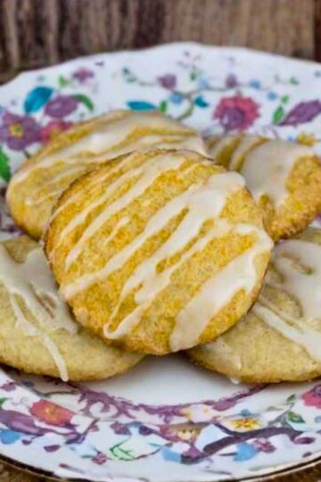 Iced lemon cookies with oat flour in the dough.