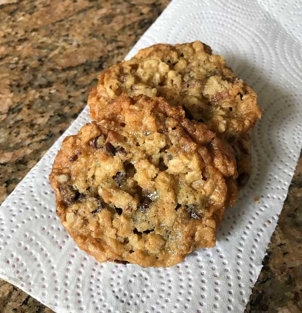 Chewy Oatmeal Date Pecan Cookies