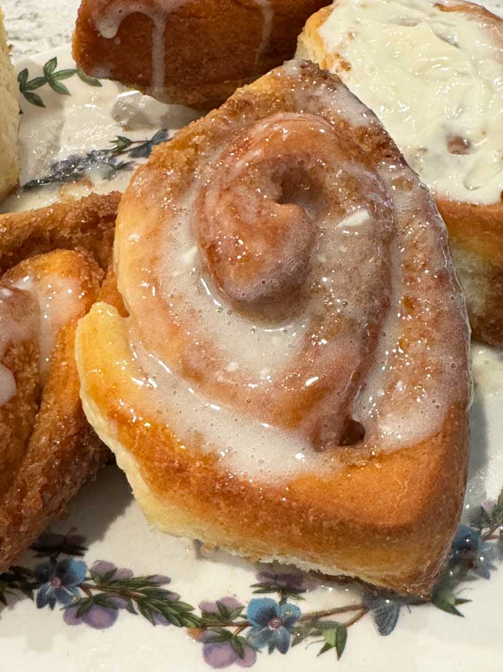 Icing with confectioners' sugar, milk and vanilla (no butter).