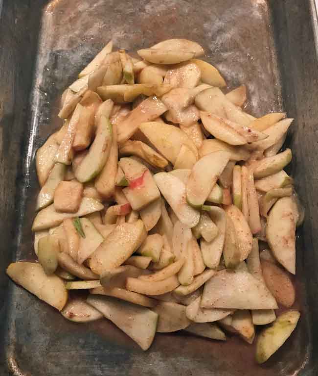 apples in roasting pan