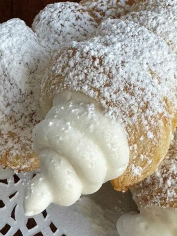 Puffed Pastry Cream Horns