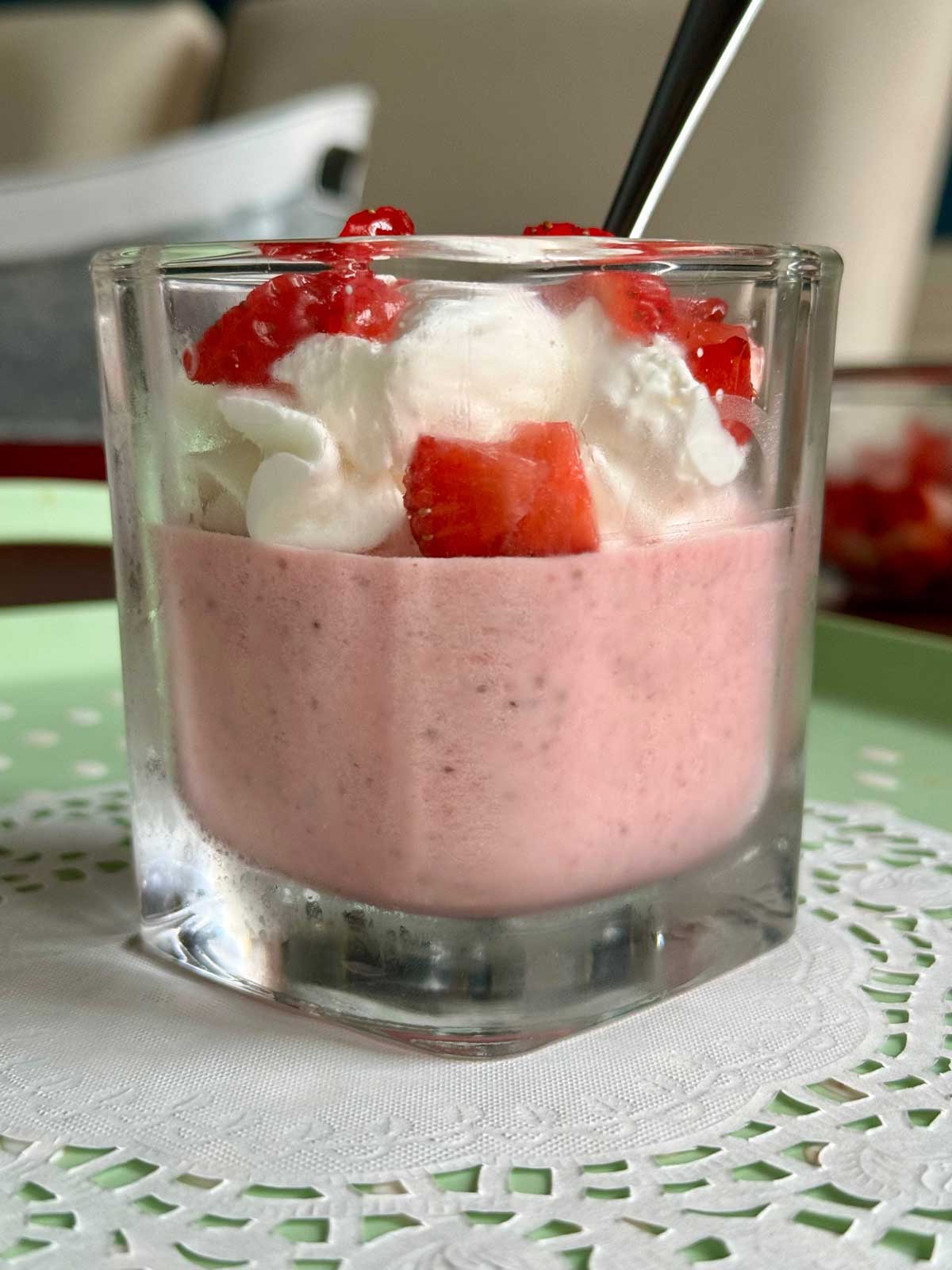 Fresh strawberry mousse without egg whites