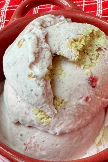 An easy no-egg strawberry ice cream recipe that does not require cooking.